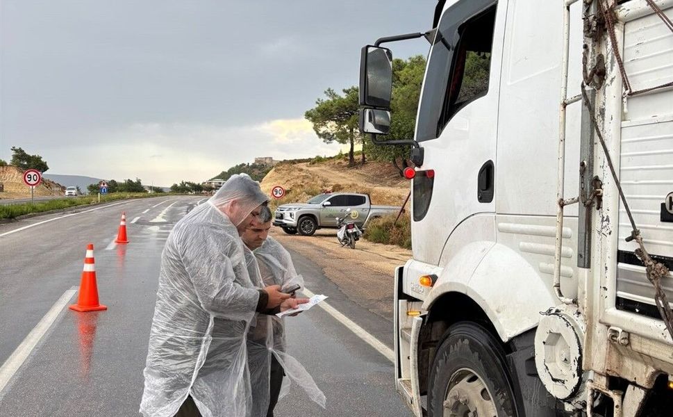 Mersin'de yağışa rağmen orman emvali taşıyan araçlar denetlendi