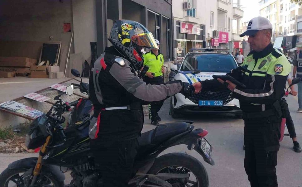 Mut'ta polis ekipleri kural tanımayan sürücülere göz açtırmıyor