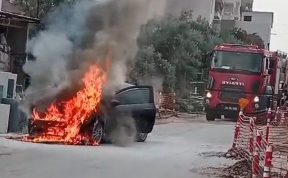 Park halindeki otomobil alev alev yandı