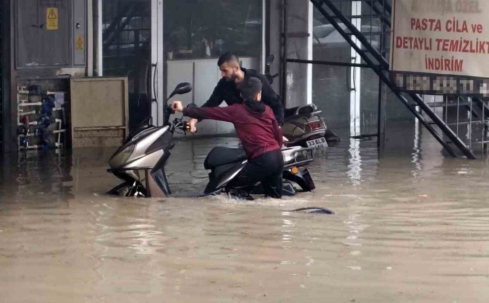 Silifke sele teslim: Dereler taştı, araçlar sular altında kaldı