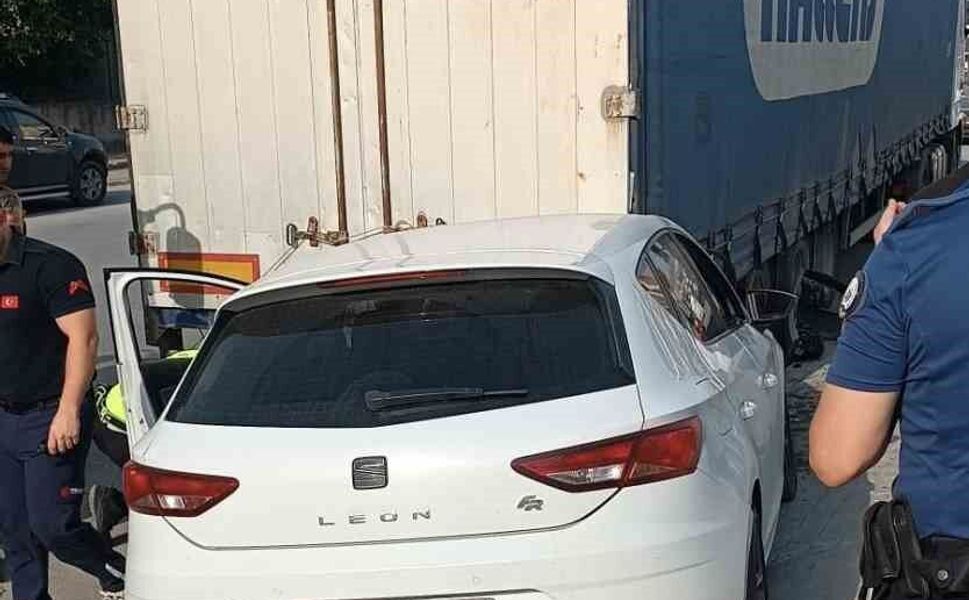 Tarsus'ta otomobil park halindeki tıra arkadan çarptı!