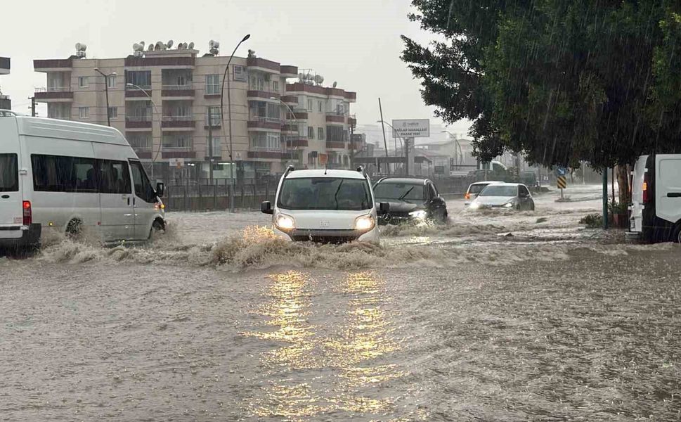 Tarsus'u sağanak vurdu, yollar göle döndü!