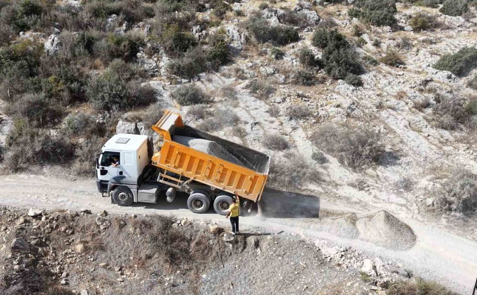 Tarsus'un kırsal mahallelerinde yol çalışmaları sürüyor