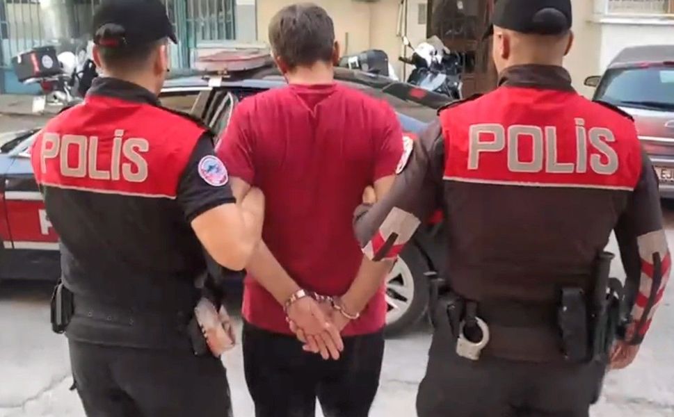Torbacı yakalandı, deste deste para ele geçirildi