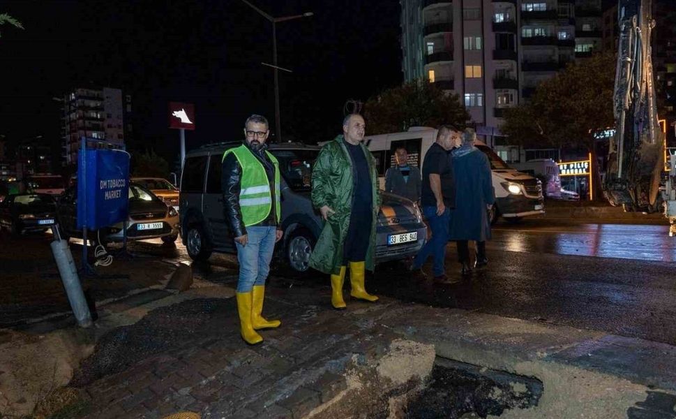 Mersin'de belediye ekipleri taşkın mesaisinde