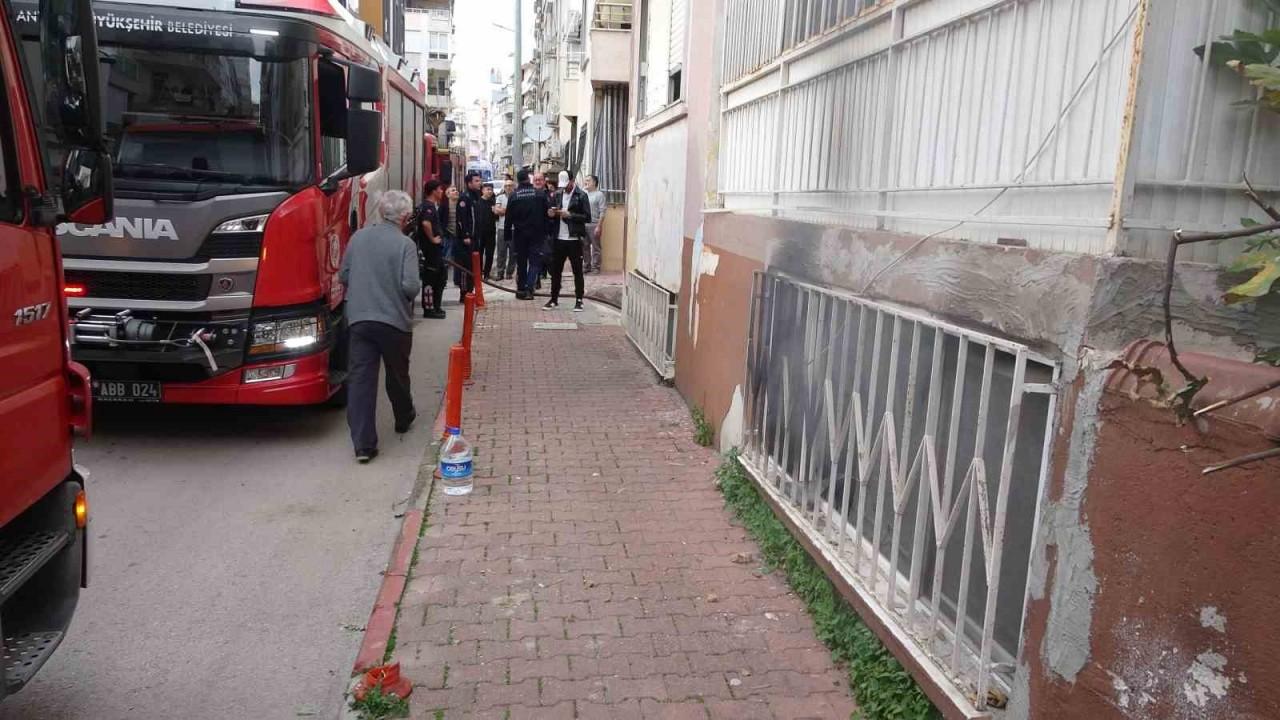 Antalya’da 4 katlı binada yangın paniği: Anne ve kızı dumandan etkilendi