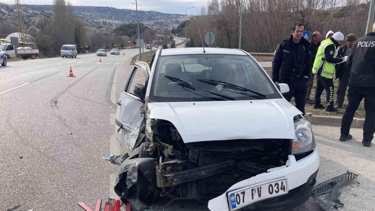 Burdur’da traktör otomobille çarpıştı: 2 yaralı