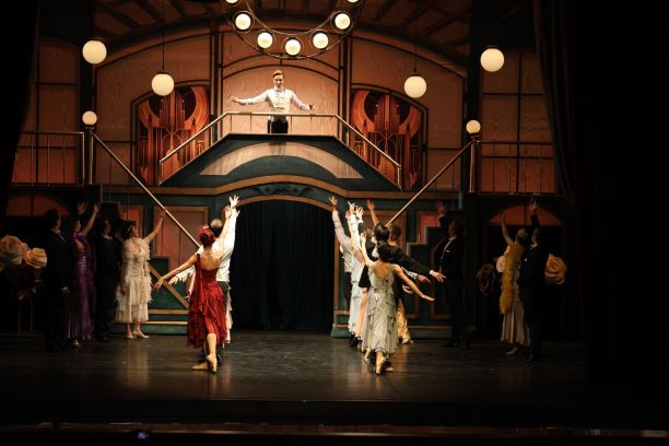 Muhteşem Gatsby"i nefes kesen bir bale performansıyla sahneleyecek