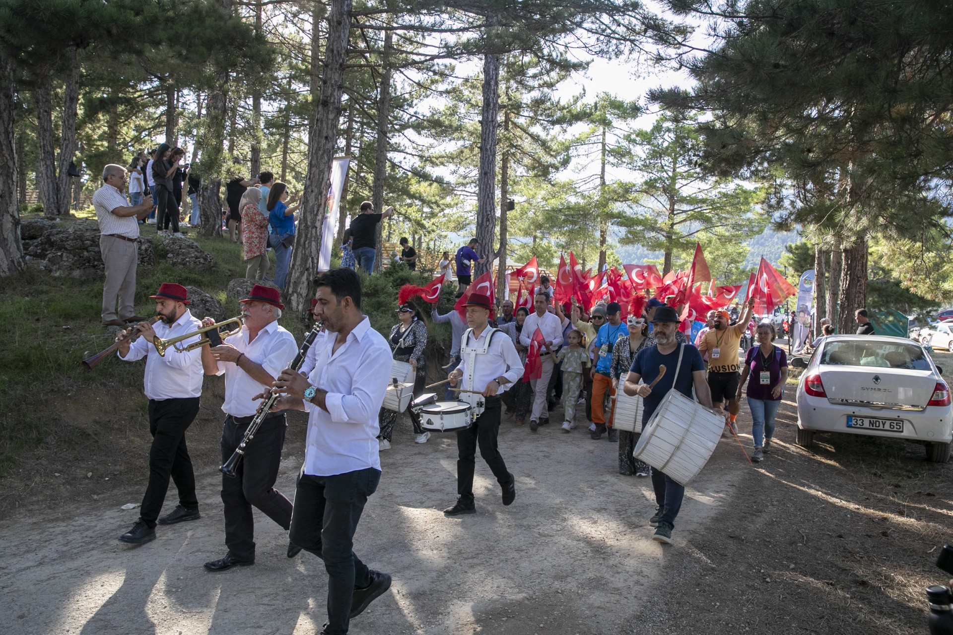 Thumbnail İlk Kez Düzenlenen ‘Çamliyayla Doğa Festi̇vali̇’ Renkli̇ Görüntülere Sahne Oldu (1)