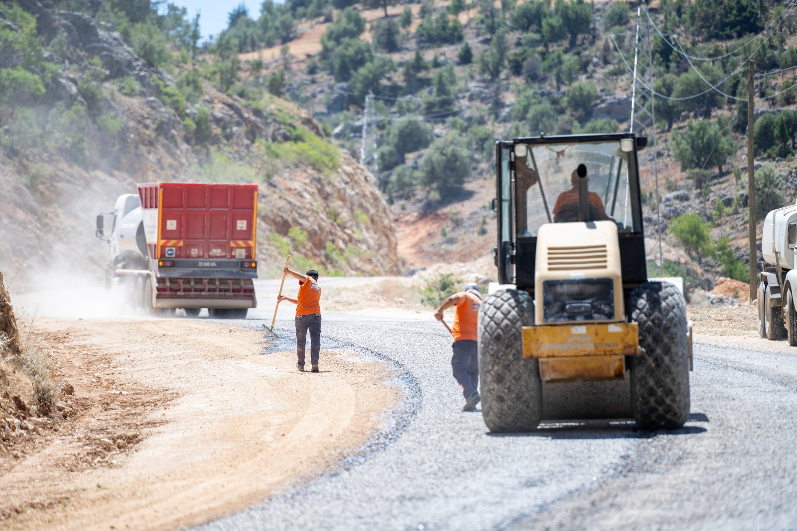 Thumbnail Büyükşehi̇r’i̇n Kirsalda Yol Çalişmalari Devam Edi̇yor (6)