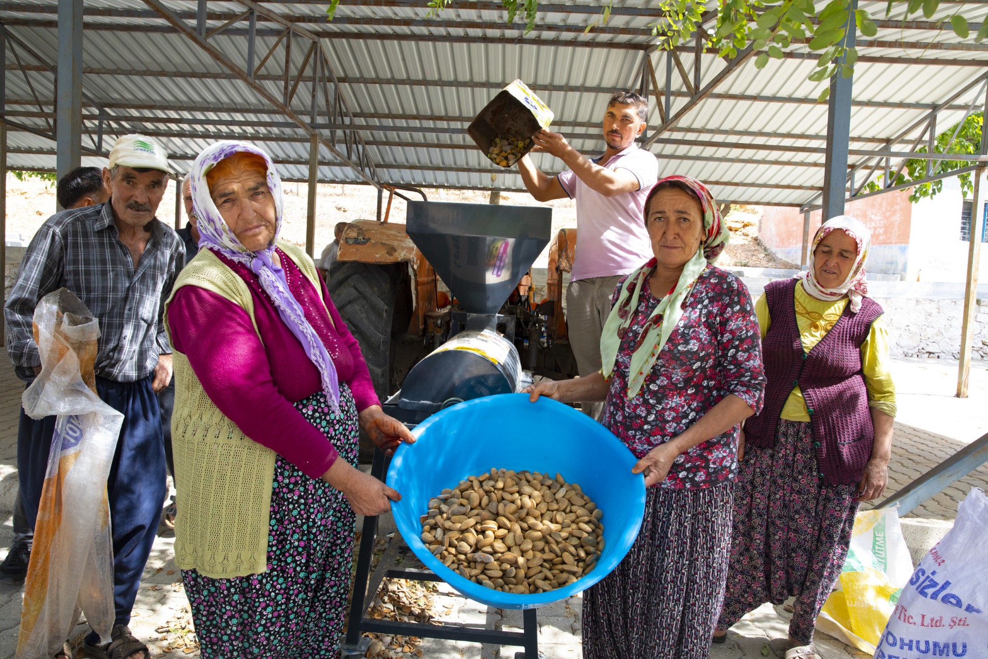 Thumbnail Büyükşehi̇r’i̇n Badem Soyma Maki̇nesi̇ Desteği̇ İle Hasat Zamani Çi̇le Olmaktan Çikti (4)