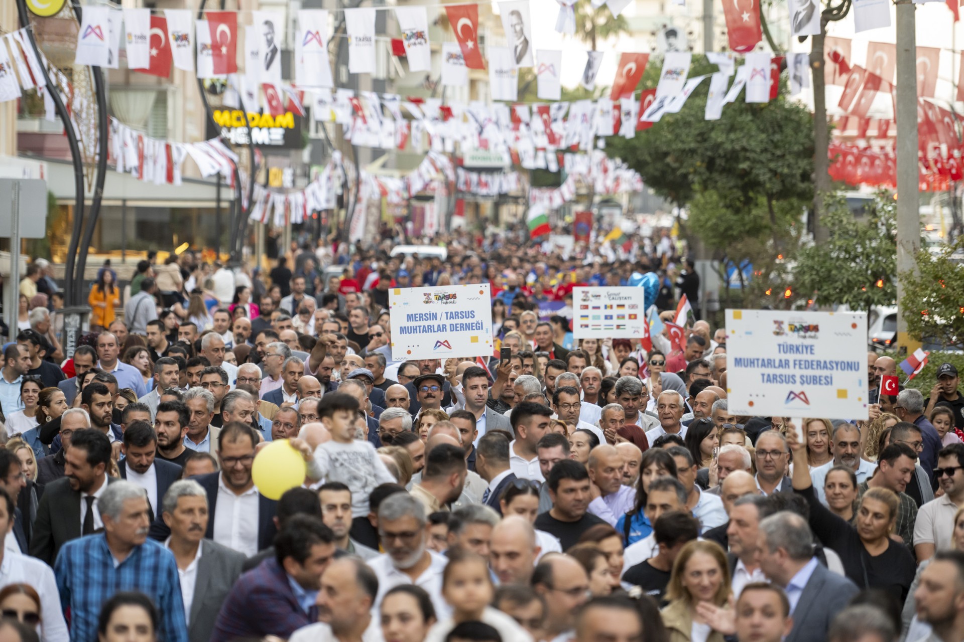 Thumbnail ‘3.Uluslararasi Tarsus Festi̇vali̇’ Muhteşem Kortej Yürüyüşüyle Başladi (9)