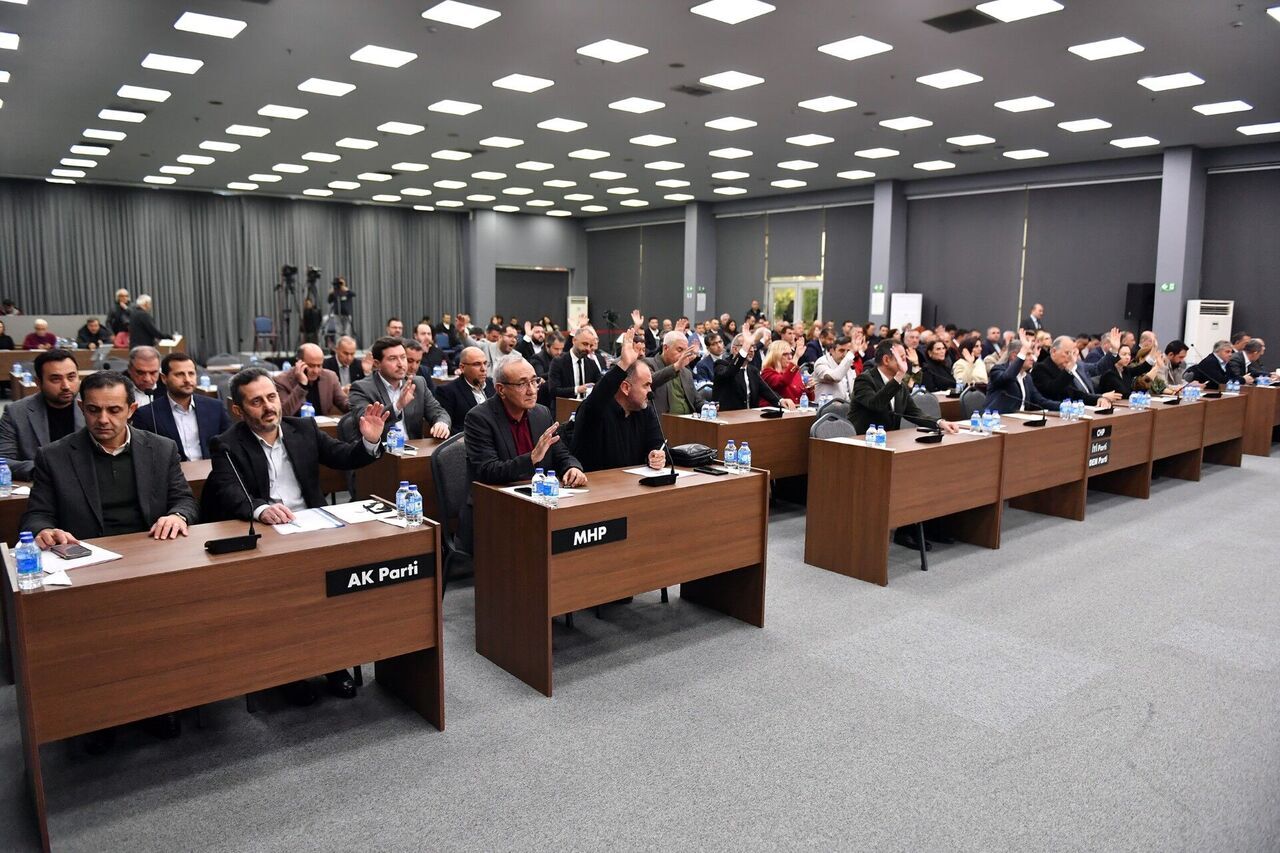 Thumbnail Mersi̇n Büyükşehi̇r Beledi̇yesi̇ 1. Olağanüstü Mecli̇s Toplantisi Yapildi (7)