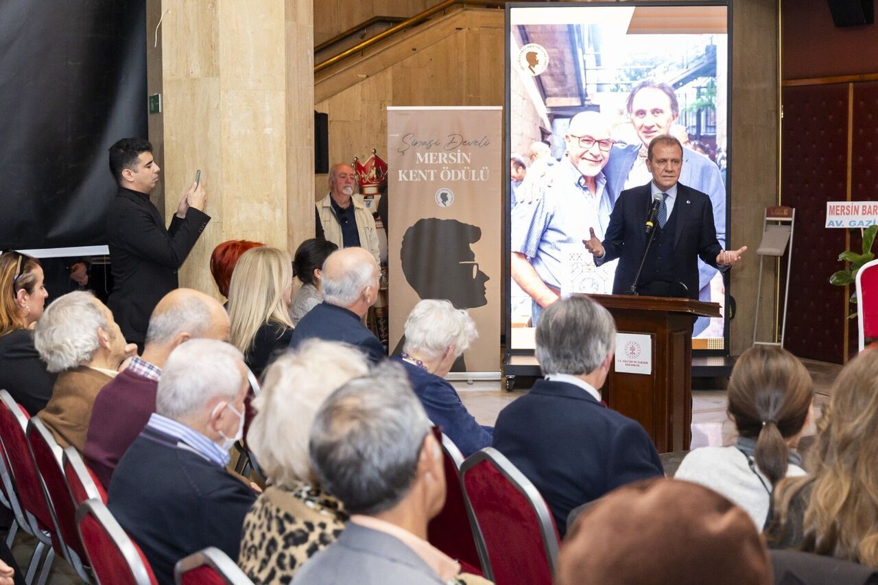 Thumbnail Başkan Seçer, 5. ‘Şi̇nasi̇ Develi̇ Mersi̇n Kent Ödülü’ Töreni̇ne Katildi (2)