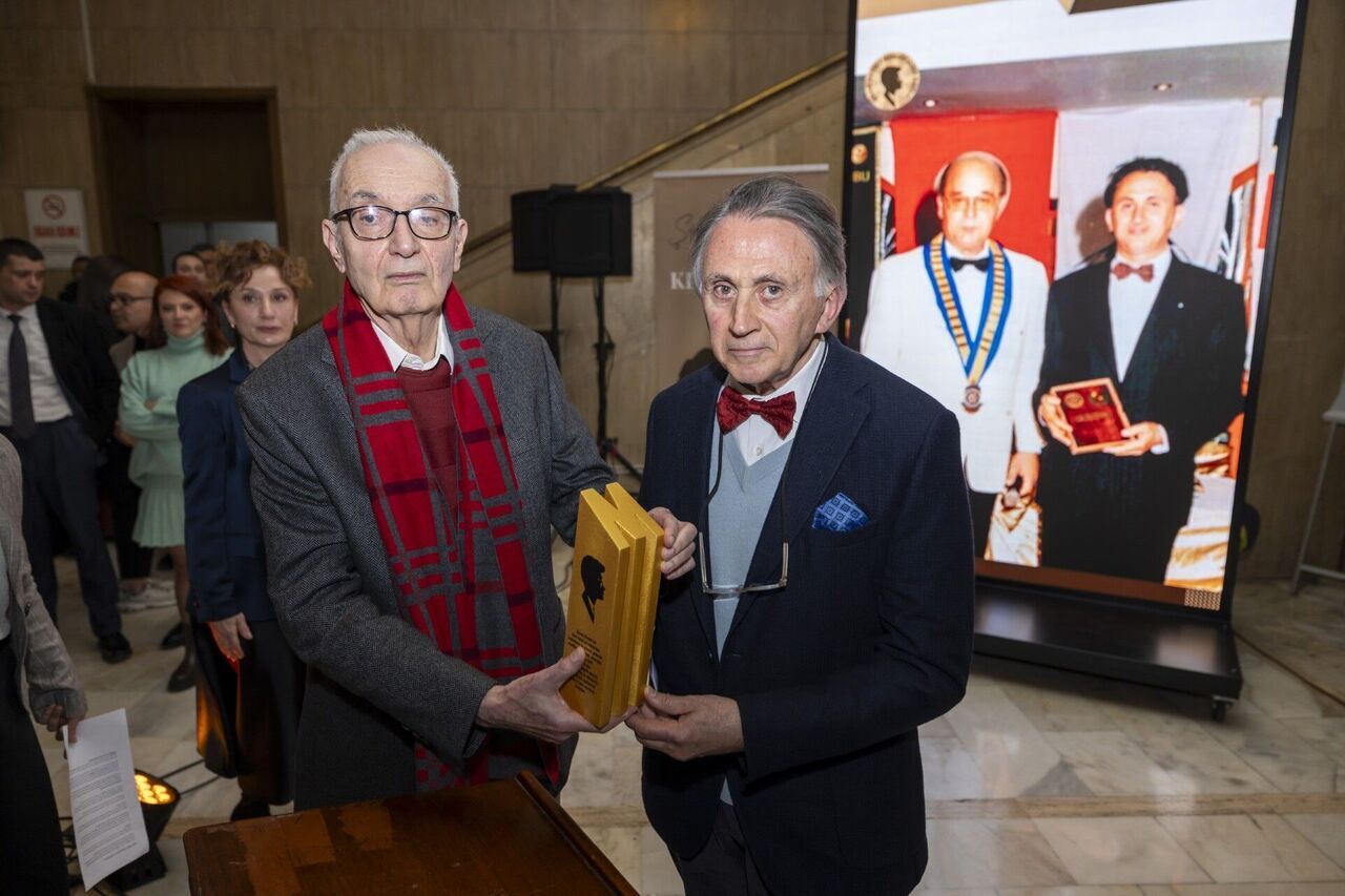 Thumbnail Başkan Seçer, 5. ‘Şi̇nasi̇ Develi̇ Mersi̇n Kent Ödülü’ Töreni̇ne Katildi (6)