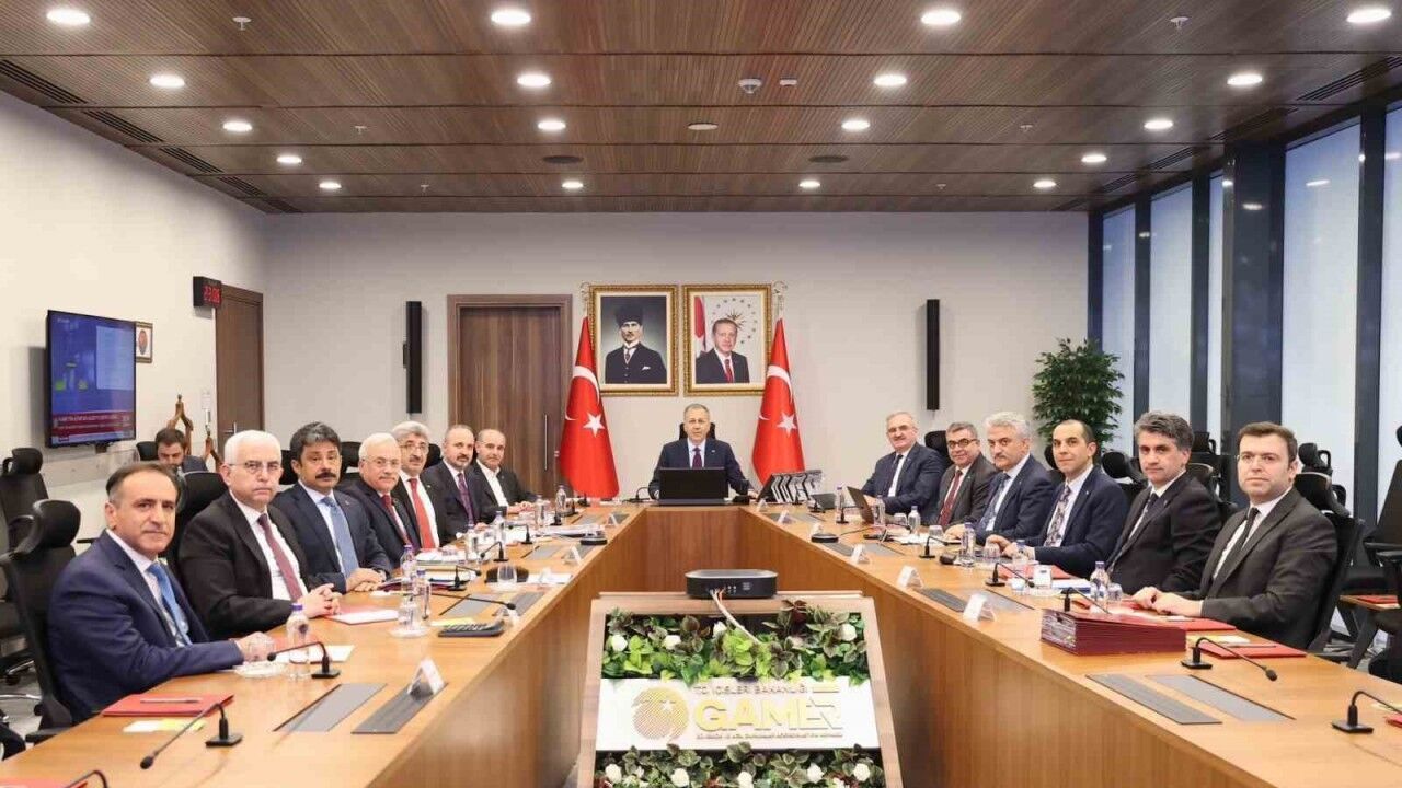 Bakan Yerlikaya sokak hayvanları ile ilgili video konferansa katıldı