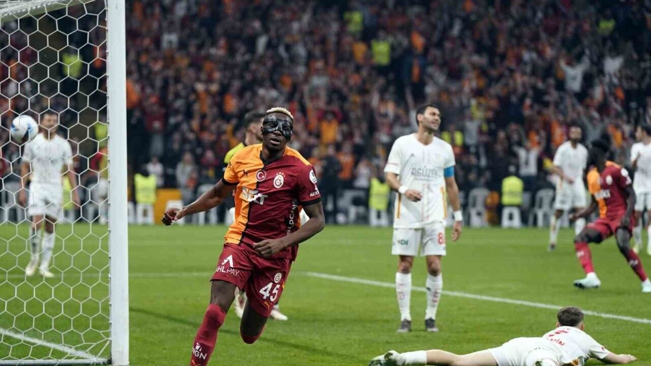 Victor Osimhen, gol krallığında zirveye yerleşti