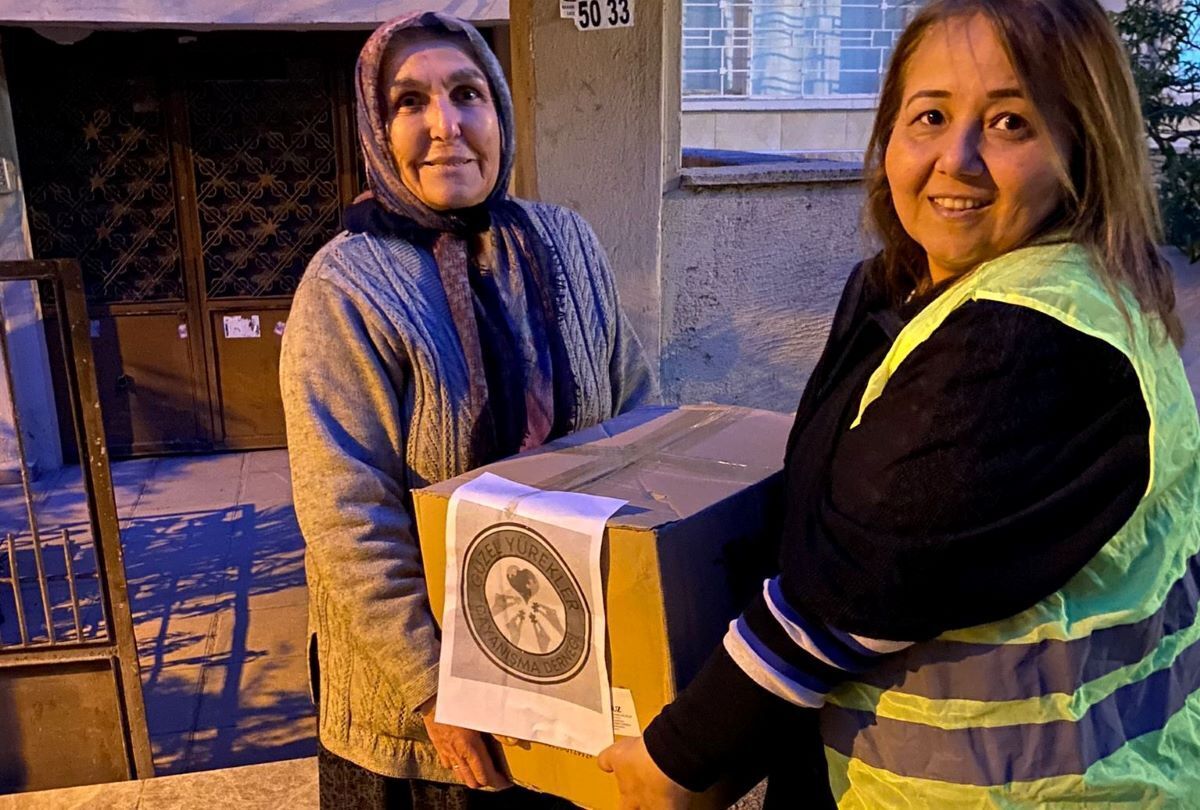 Guzel Yurekler Dernegi Deprem Bolgesinde Gıda Dagitimi Yapiyor 2