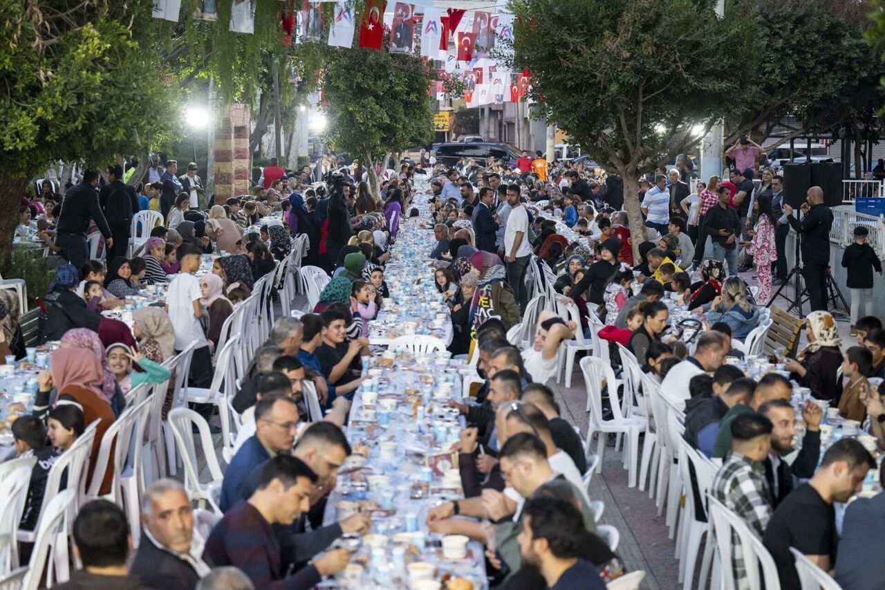 Thumbnail Başkan Seçer, Akdeni̇z İlçesi̇nde Vatandaşlarla İftar Gerçekleşti̇rdi̇ (3)