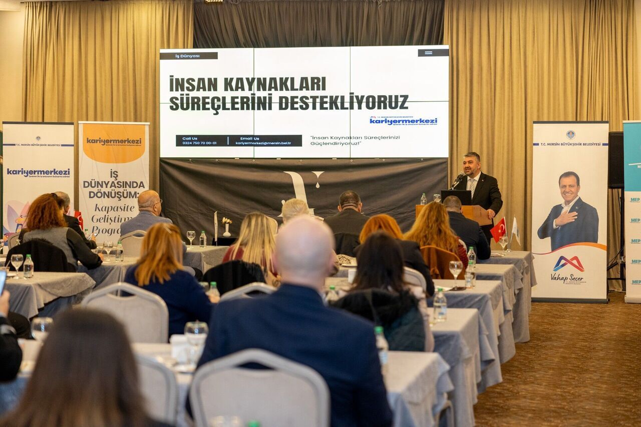 Thumbnail Büyükşehi̇r Kari̇yer Merkezi̇, İş Dünyasini Geleceğe Hazirliyor (5)