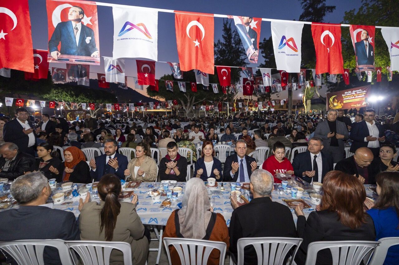 Thumbnail Seçer, Si̇li̇fke’de Vatandaşlarla İftar Yapti (3)