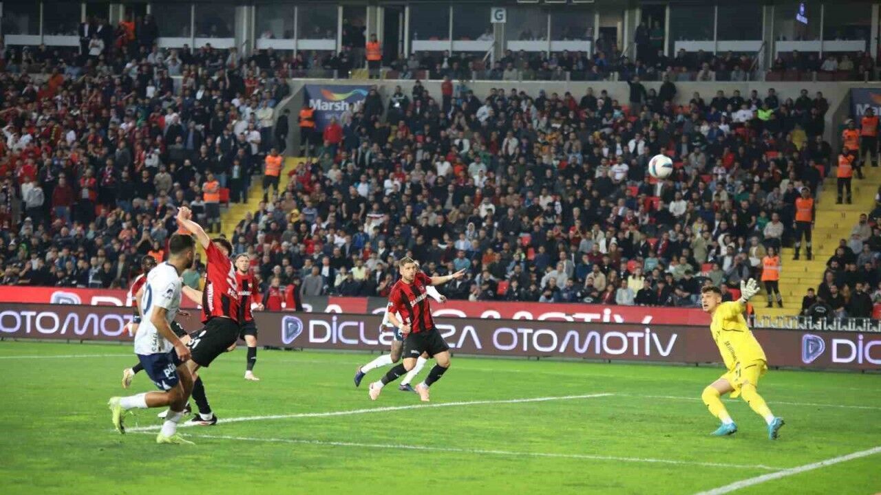 Trendyol Süper Lig: Gaziantep FK: 1 - Fenerbahçe: 0 (İlk yarı)