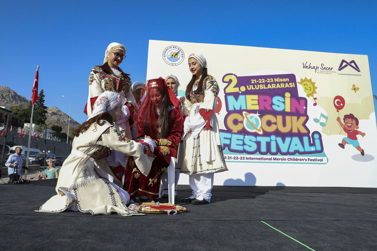 Dünyanin Çocuklari Mersi̇n’de El Ele Renkli̇ Danslarini Sahneledi̇ (18)