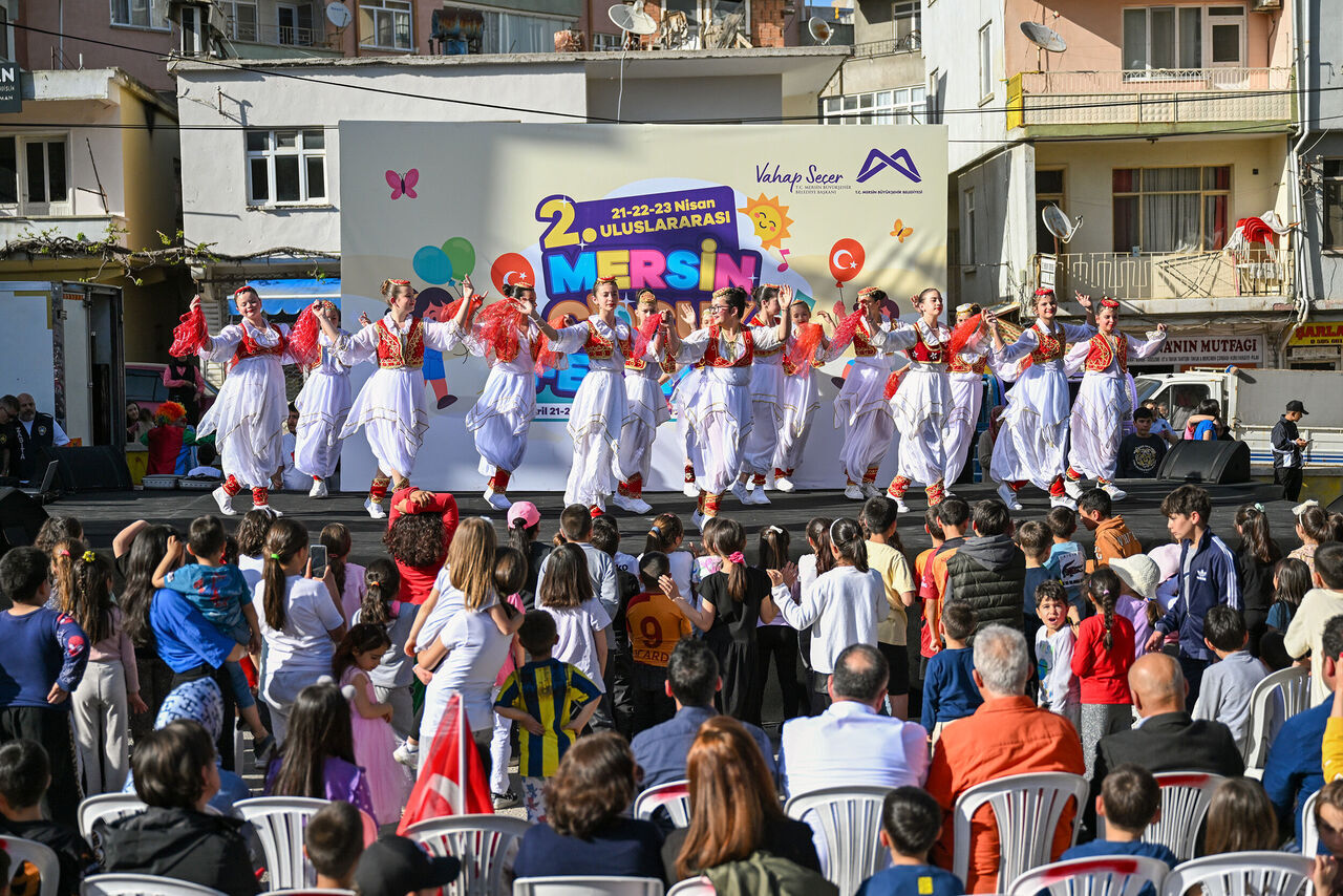 Dünyanin Çocuklari Mersi̇n’de El Ele Renkli̇ Danslarini Sahneledi̇ (42)