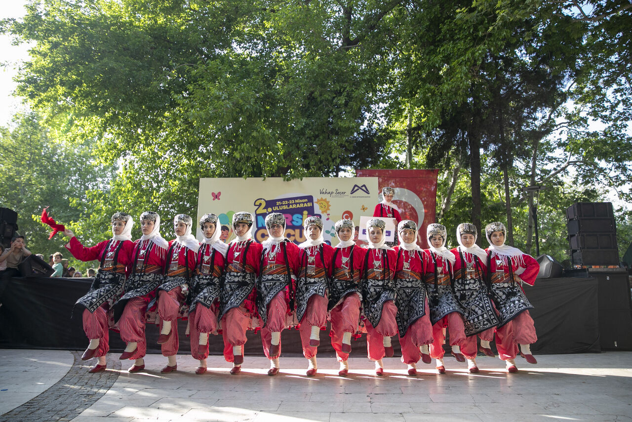 Dünyanin Çocuklari Mersi̇n’de El Ele Renkli̇ Danslarini Sahneledi̇ (52)