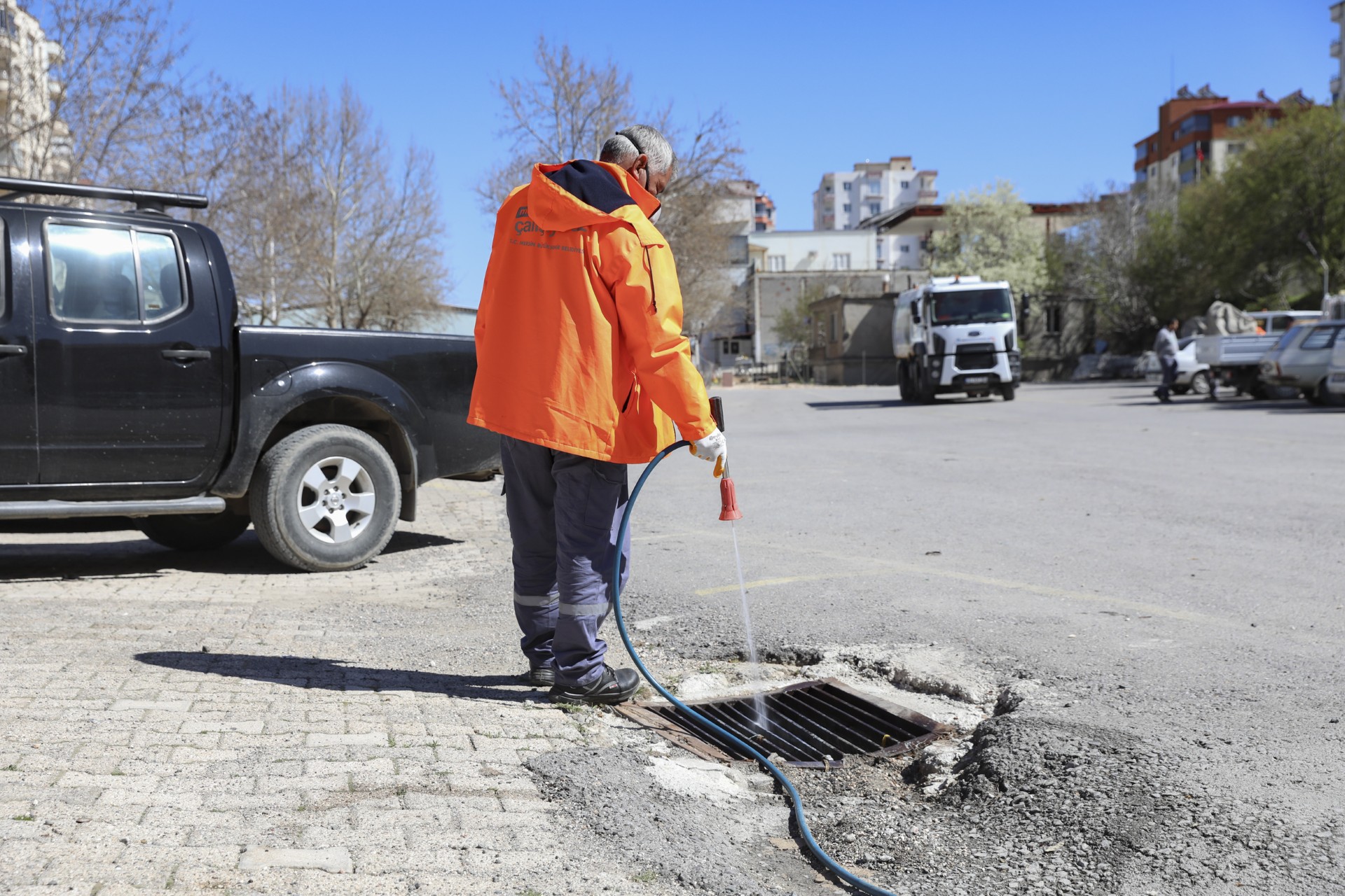 Thumbnail Büyükşehi̇r Gülnar’da Temi̇zli̇k Ve İlaçlama Çalişmalarini Araliksiz Sürdürüyor (2)