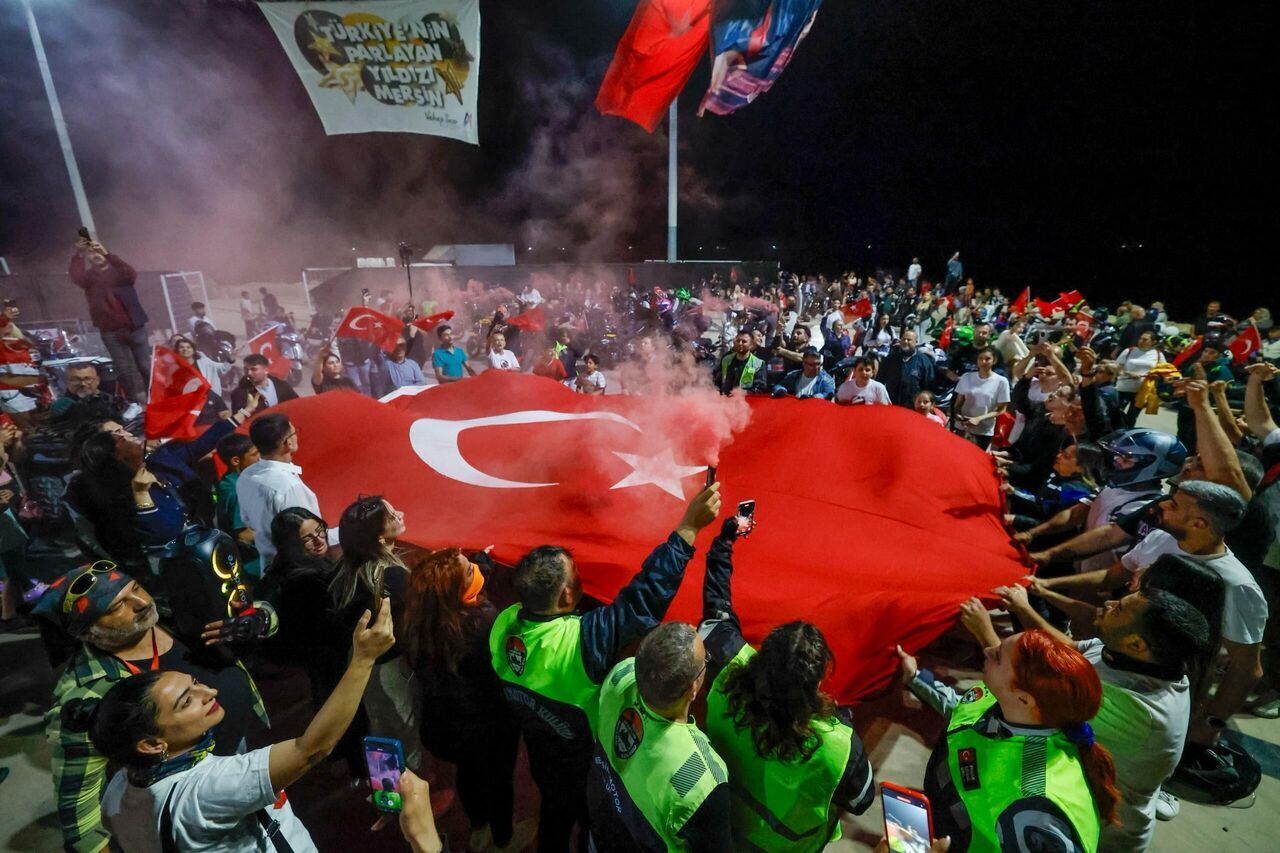 Yenişehir Belediyesi Araçlı Kortejle 23 Nisan Coşkusunu Kente Yaydı (2)