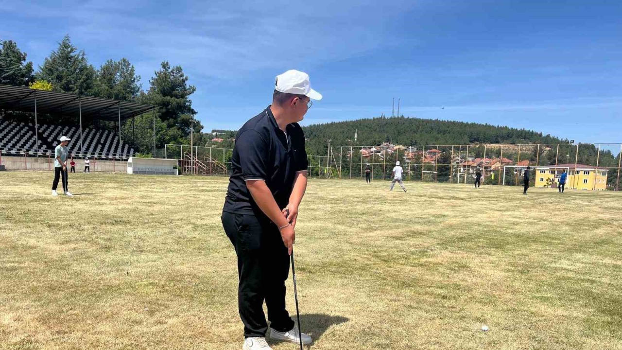 Golf oynayan huzurevi sakinleri, azim ve enerjileriyle alkış aldı