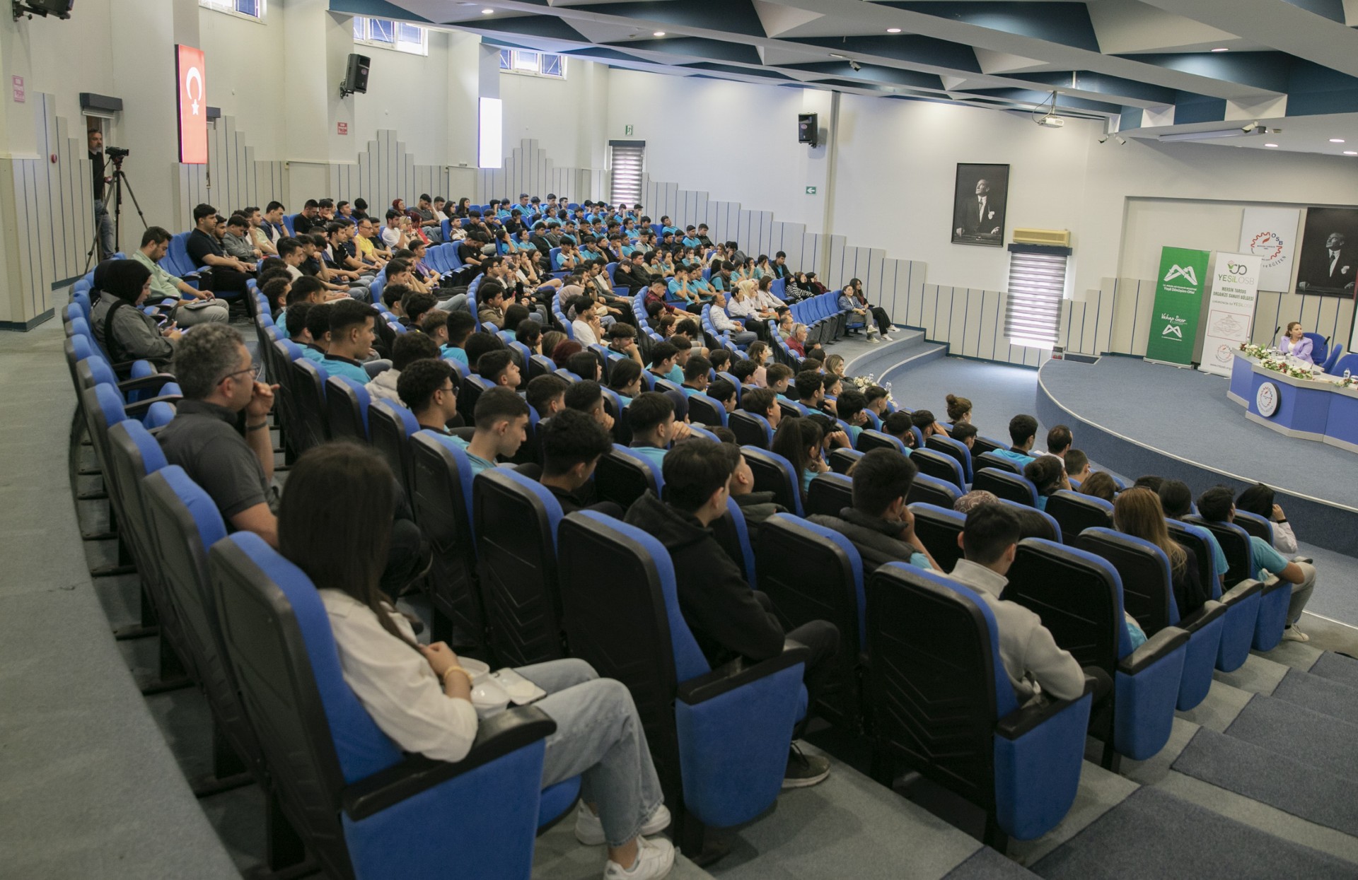 Thumbnail Büyükşehi̇r’den ‘Geleceği̇n Anahtari Yeşi̇l Dönüşümle Yükselen Yeşi̇l İşler’ Paneli̇ (2)