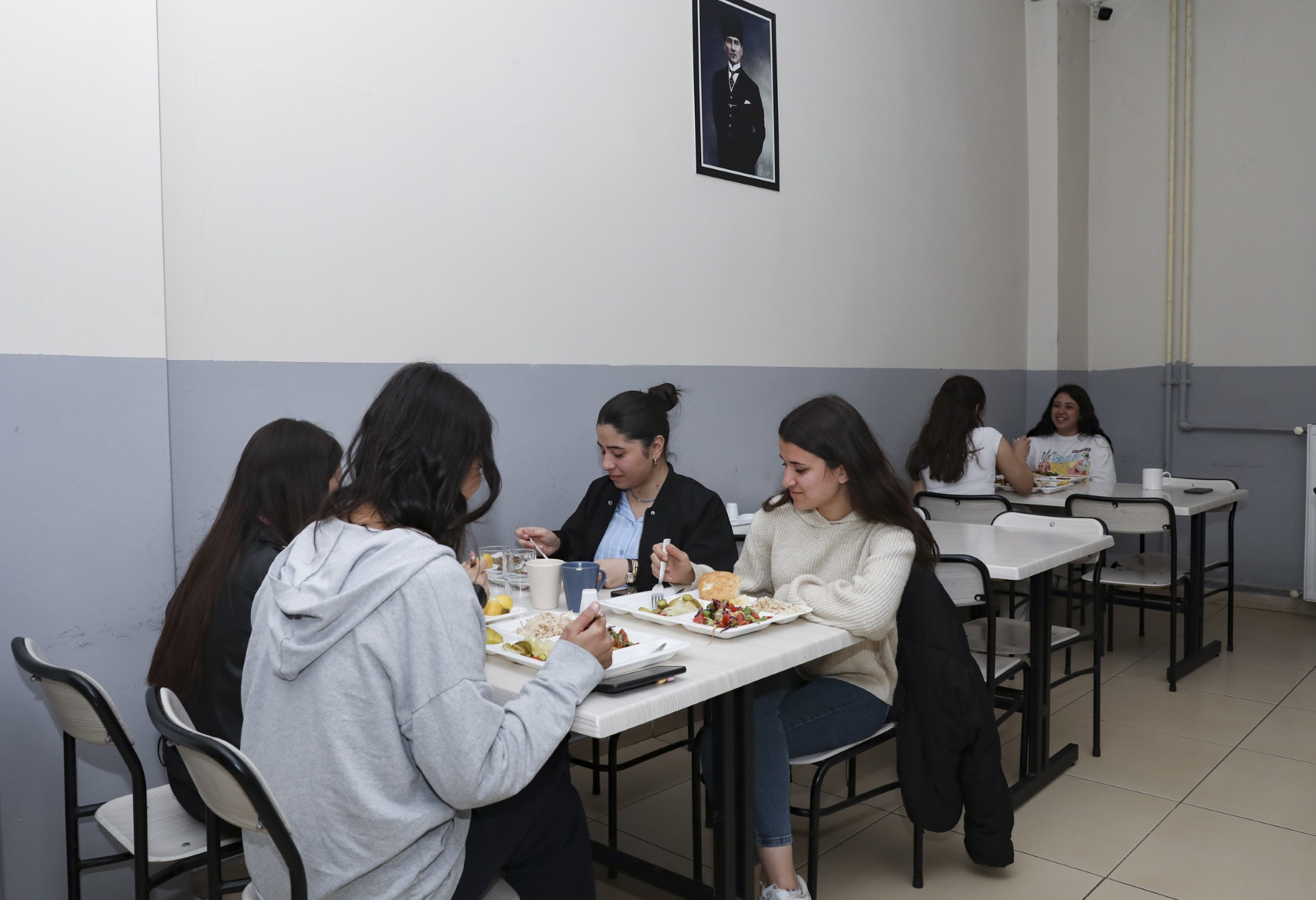 Thumbnail Büyükşehi̇r’i̇n Gülnar’daki̇ Yurt Hi̇zmeti̇yle Hem Öğrenci̇ler Hem İlçe Kazaniyor (3)