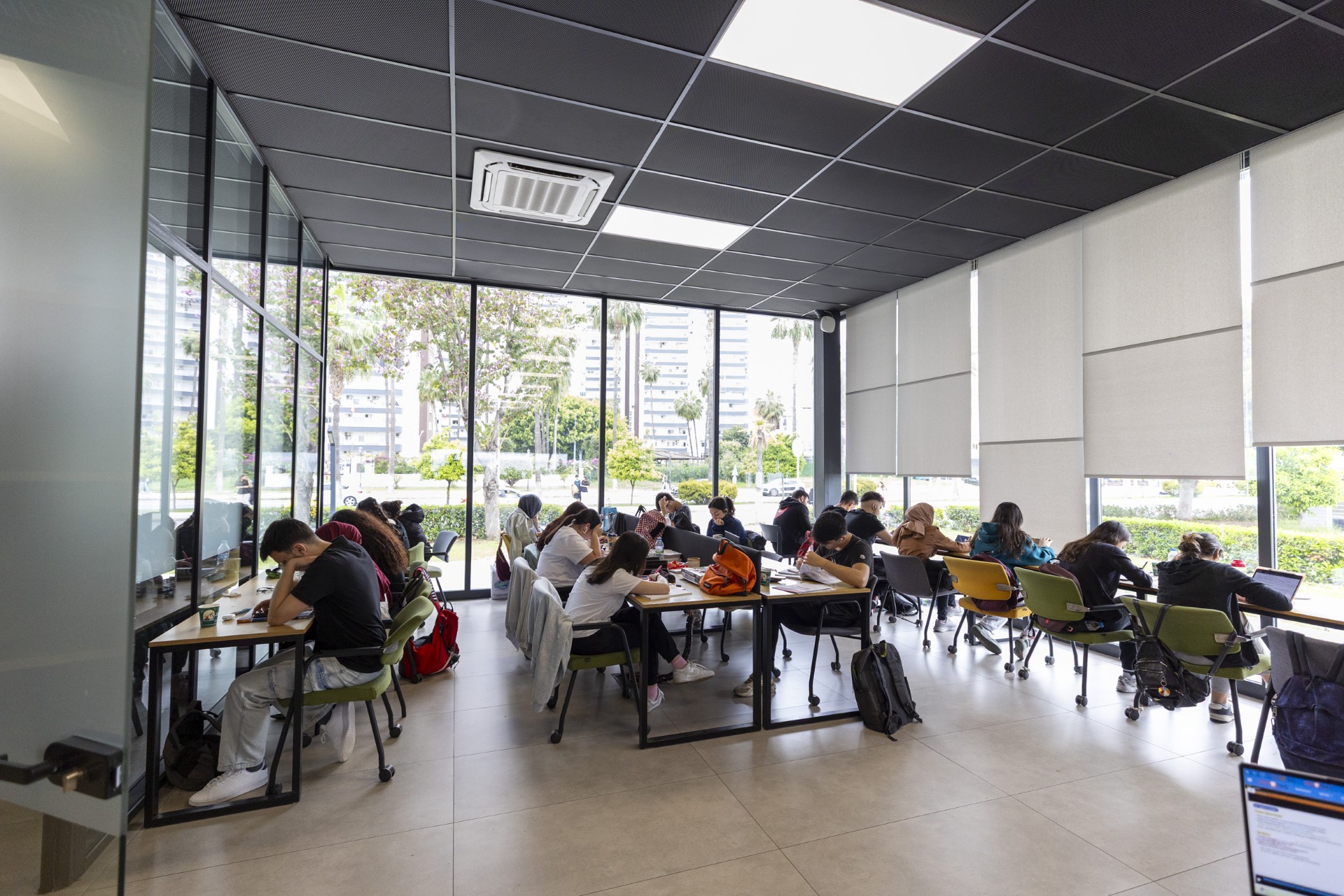 Thumbnail Büyükşehi̇r’i̇n Okuma Salonlari Konforlu Bi̇r Ortam Sunuyor (1)