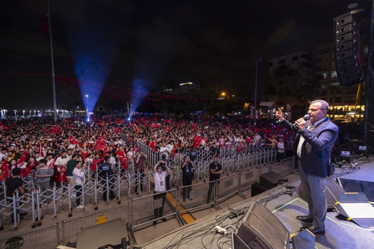 Thumbnail Gençli̇k Şehri̇ Mersi̇n’de Gençli̇k Bayrami Coşkusu Si̇mge Konseri̇ İle Tavan Yapti (2)