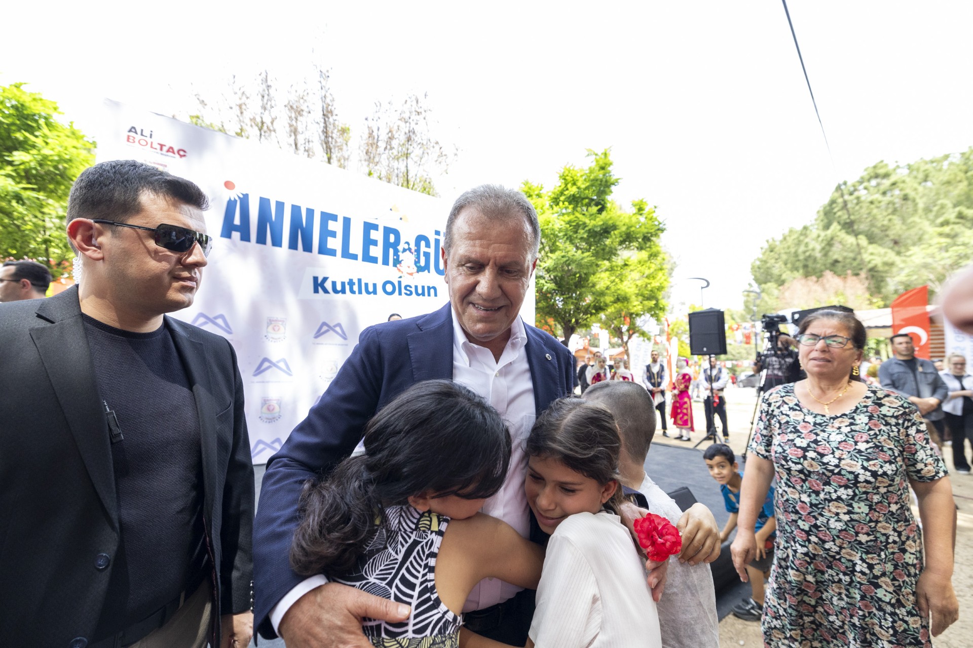 Thumbnail Mersi̇n Büyükşehi̇r Beledi̇yesi̇’nden Unutulmaz Anneler Günü Etki̇nli̇ği̇ (4)