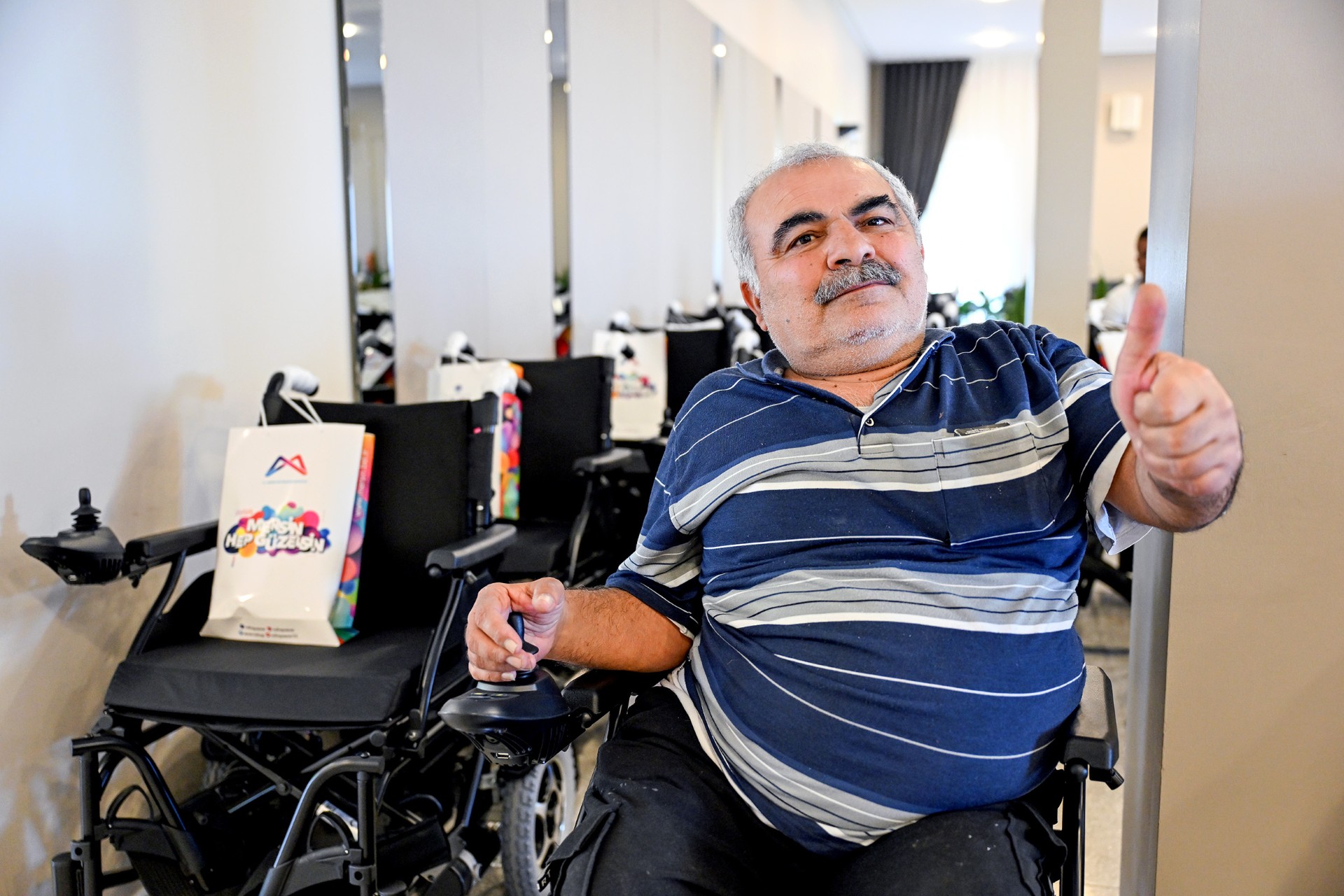 Thumbnail Mersi̇n’de Engeller Kalkiyor Büyükşehi̇r’den Akülü Sandalye Desteği̇ (1)