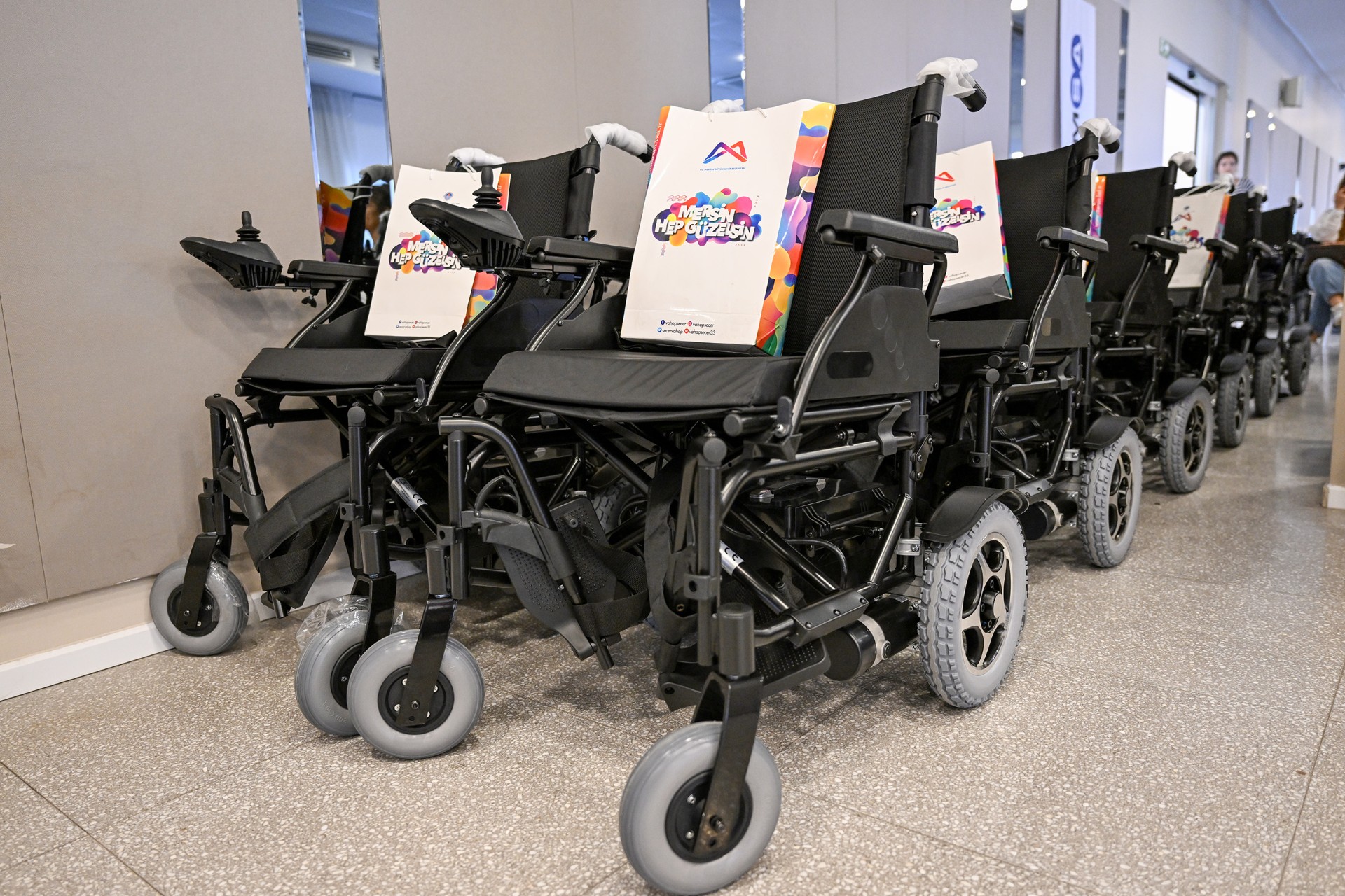 Thumbnail Mersi̇n’de Engeller Kalkiyor Büyükşehi̇r’den Akülü Sandalye Desteği̇ (2)