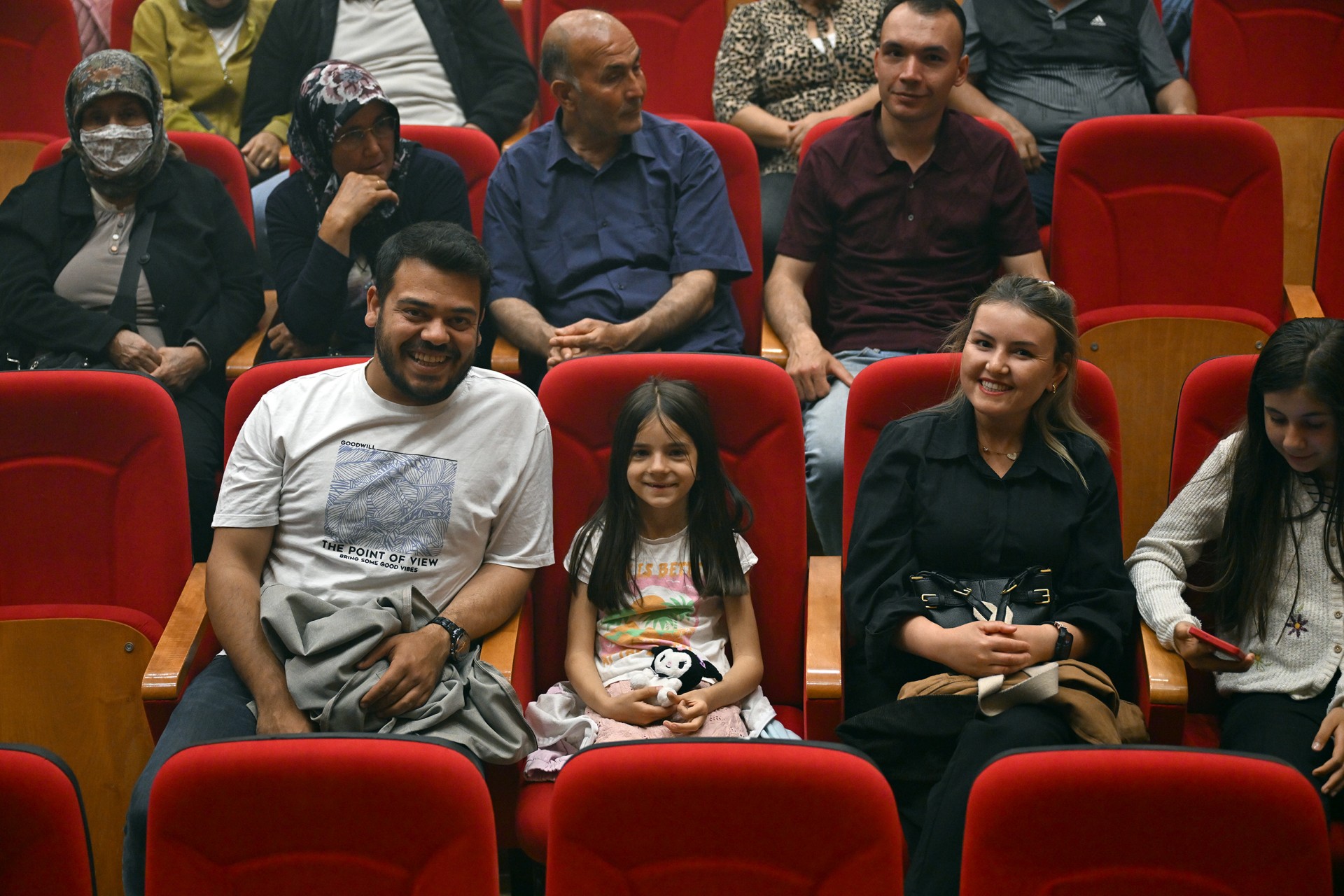 Thumbnail Şehi̇r Ti̇yatrosu’nun ‘Mi̇safi̇r’ Oyunu Gülnalilarla Buluştu (1)