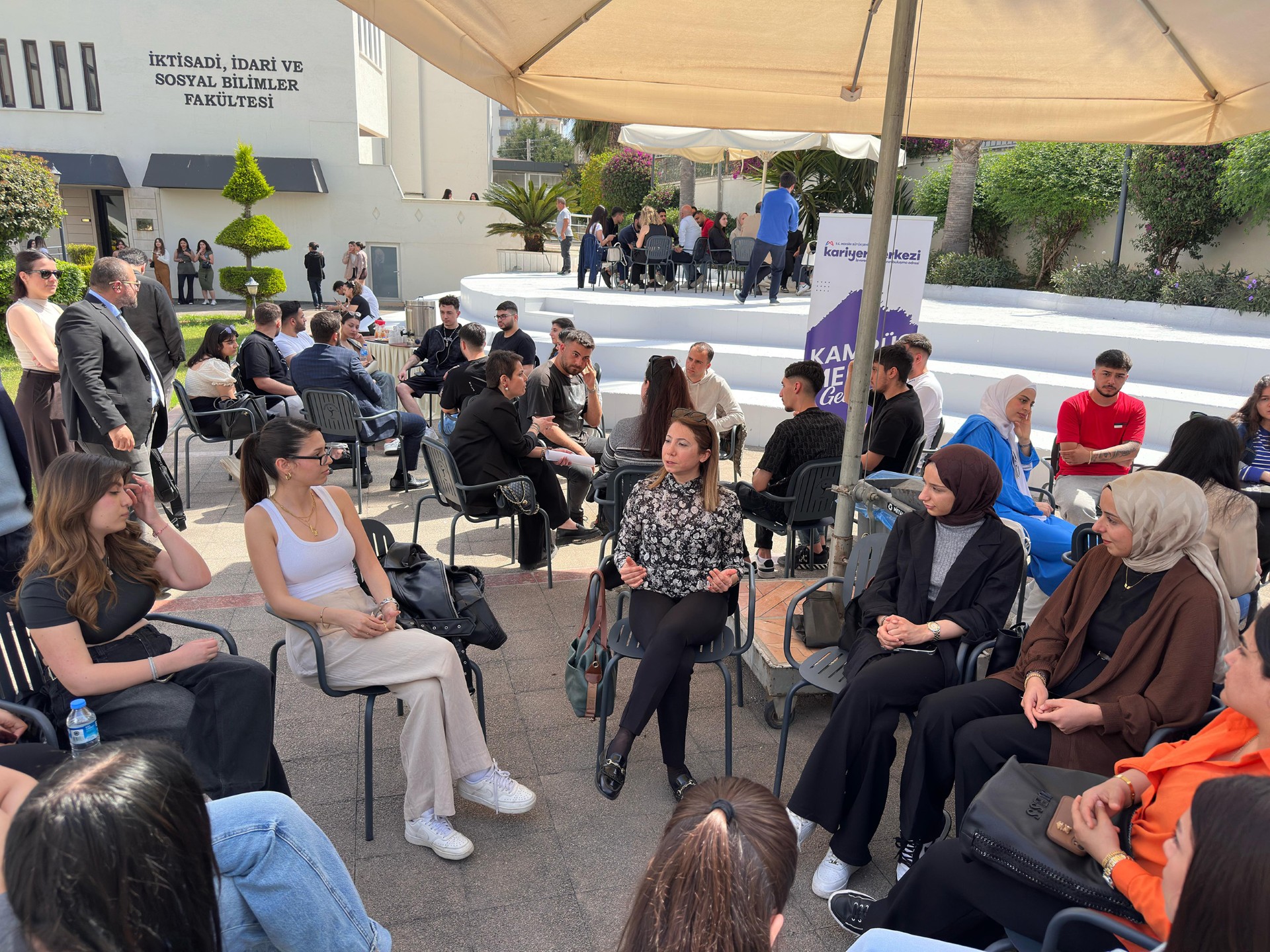 Thumbnail Sektör Kampüste Gençler Ve Sektör Temsi̇lci̇leri̇ Buluştu (1)