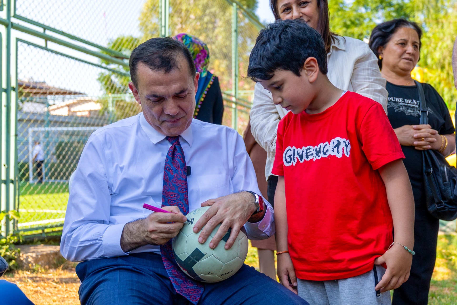 Thumbnail Yenişehir Belediyesi Çocuklar Için Mahallelerde Halı Saha Açmaya Devam Ediyor (11)
