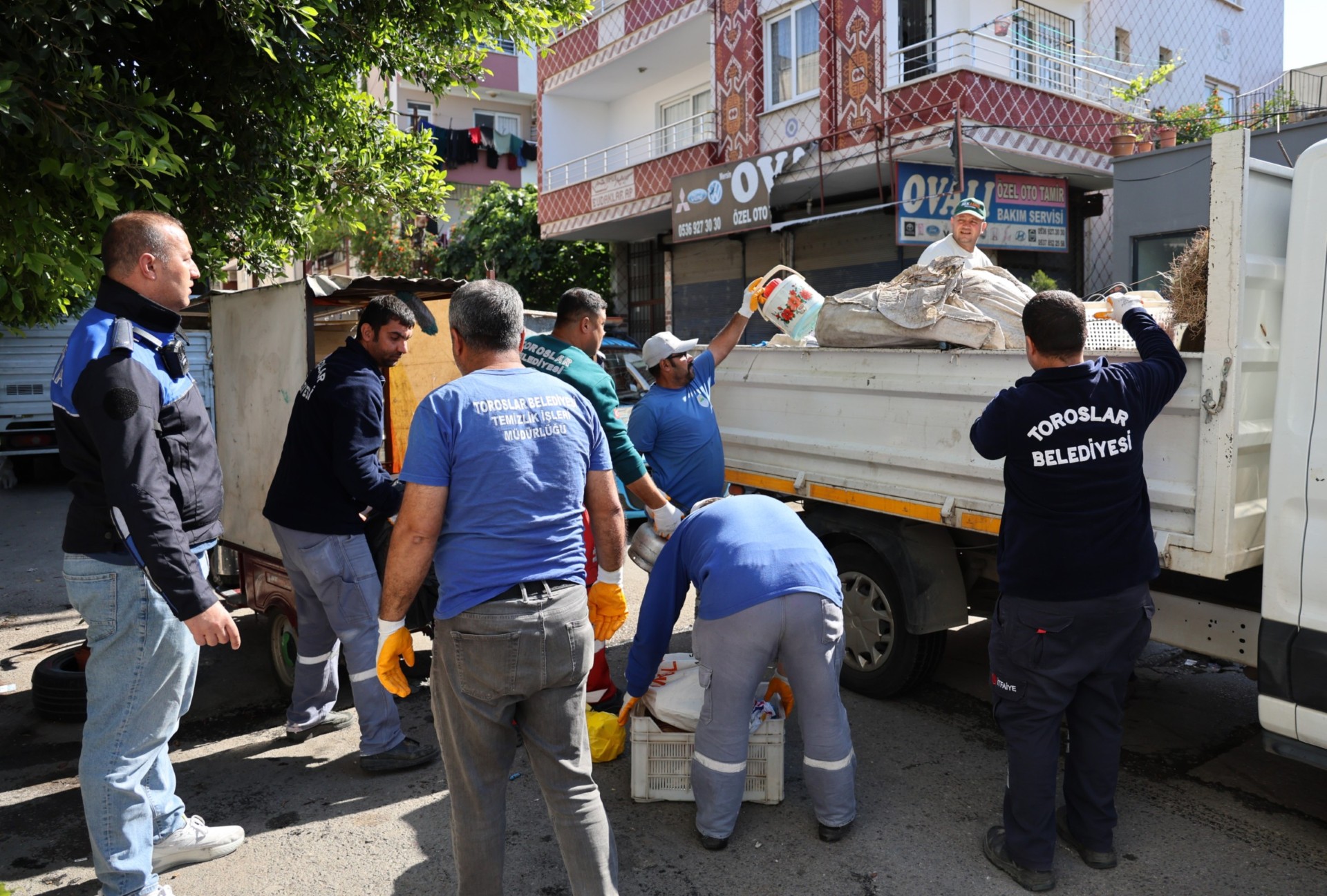 Thumbnail Zabıta Halk Sağlığını Tehdit Eden Ürünleri Topladı (1)