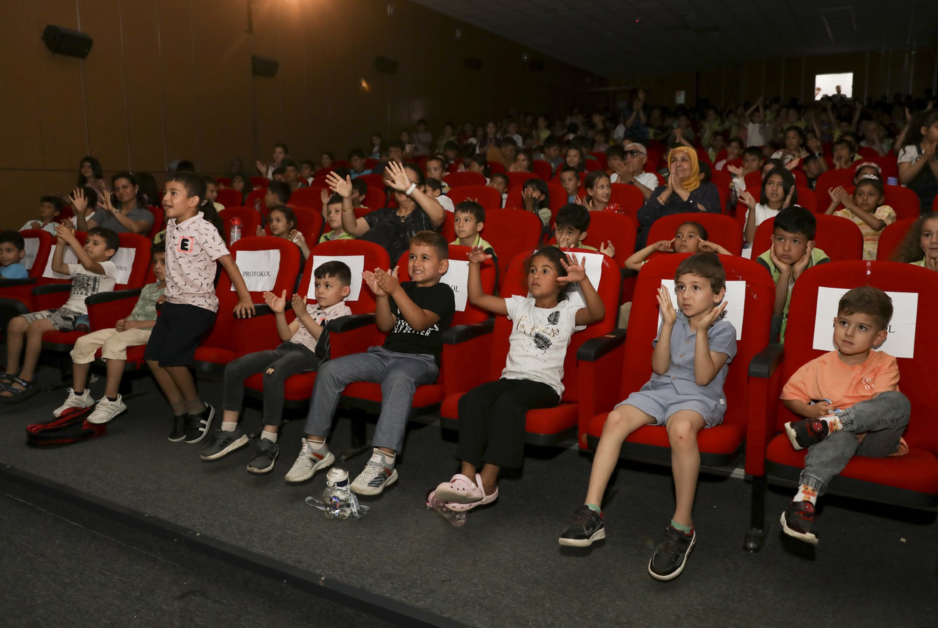 Thumbnail 1200 Öğrenci̇ ‘İki̇ Bavul Dolusu’ Oyununu Kahkahalarla İzledi̇ (12)