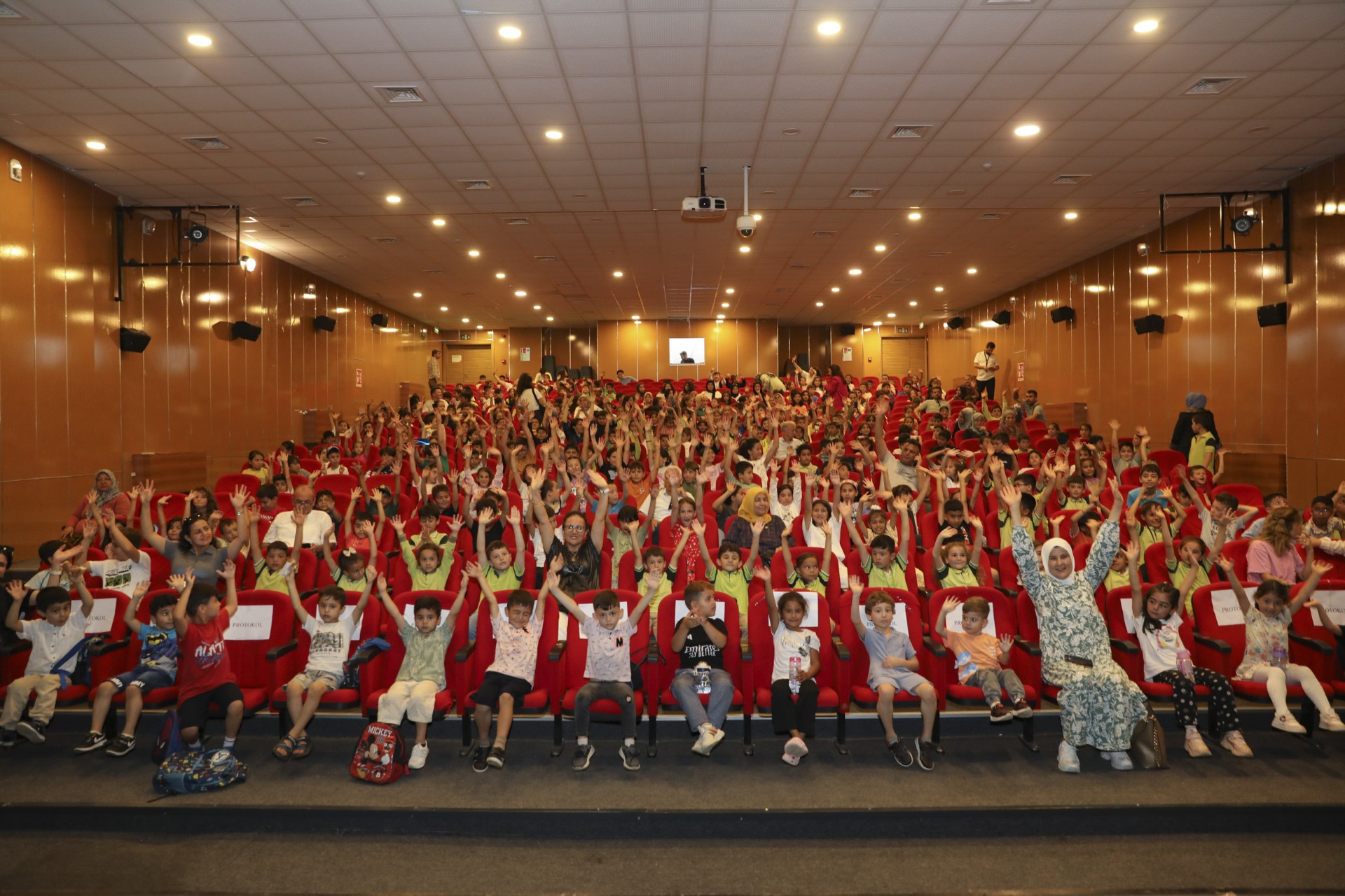 Thumbnail 1200 Öğrenci̇ ‘İki̇ Bavul Dolusu’ Oyununu Kahkahalarla İzledi̇ (2)