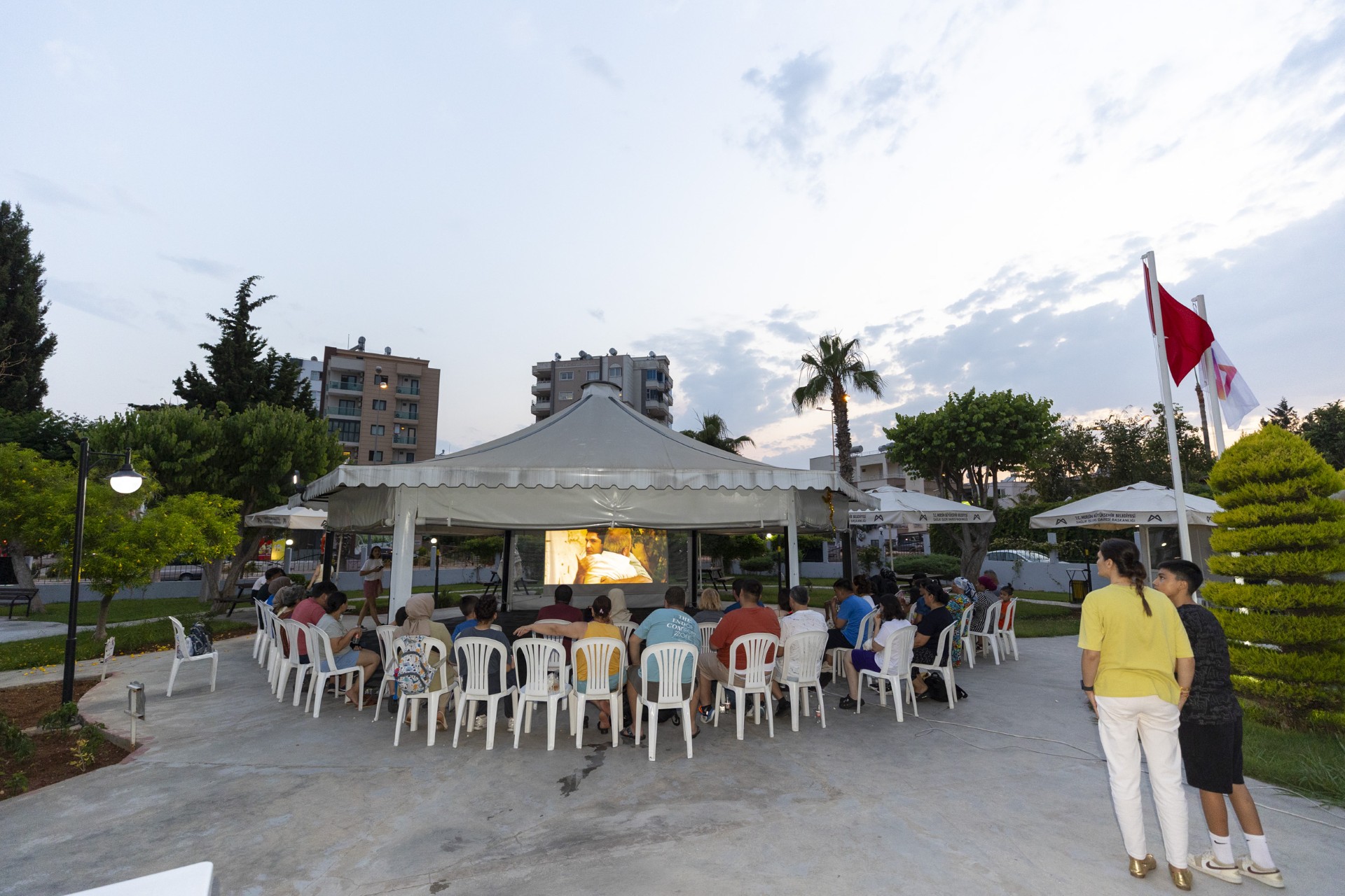 Thumbnail Büyükşehi̇r’i̇n Engelsi̇z Yaşam Parki, Ai̇leleri̇ Açik Hava Si̇nemasinda Buluşturuyor (8)