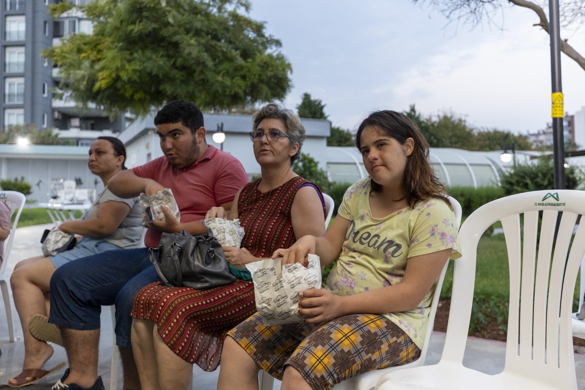 Thumbnail Büyükşehi̇r’i̇n Engelsi̇z Yaşam Parki, Ai̇leleri̇ Açik Hava Si̇nemasinda Buluşturuyor (9)