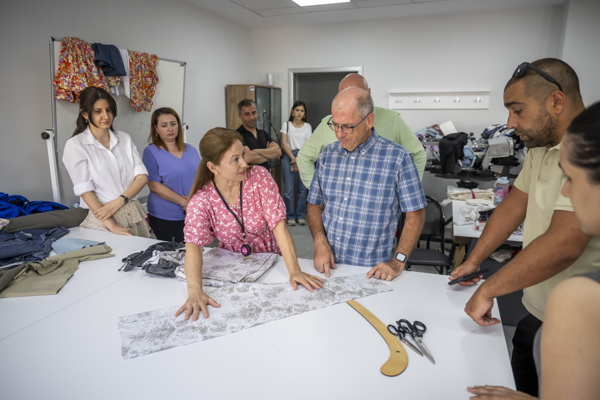 Thumbnail Ab Delegasyonu’ndan Büyükşehi̇rhalkkent Sosyal Gi̇ri̇şi̇mci̇li̇k Merkezi̇’ne Zi̇yaret (2)