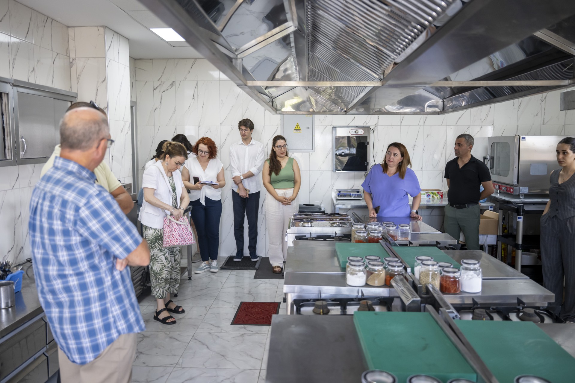 Thumbnail Ab Delegasyonu’ndan Büyükşehi̇rhalkkent Sosyal Gi̇ri̇şi̇mci̇li̇k Merkezi̇’ne Zi̇yaret (4)