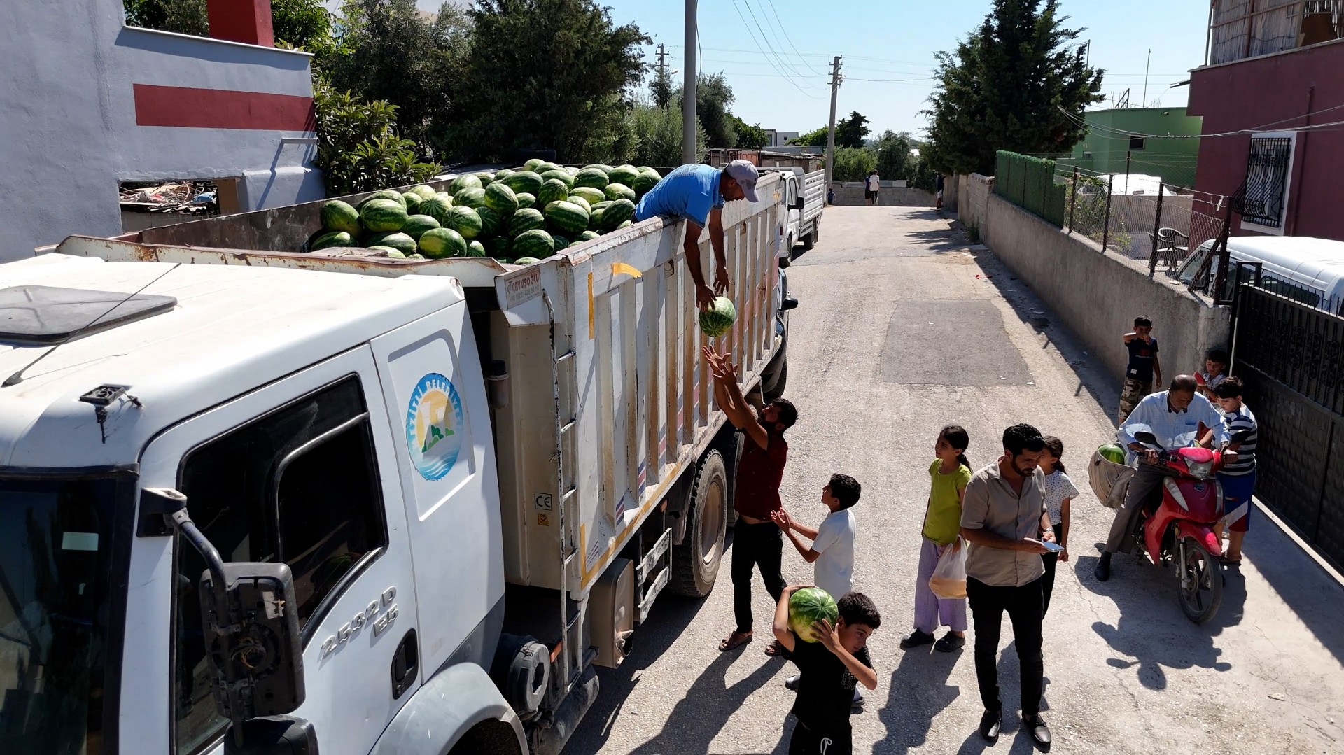 Thumbnail Başkan Tuncer’den Çi̇ftçi̇ye Can Suyu, 36 Ton Karpuz Halkla Buluştu! (1)